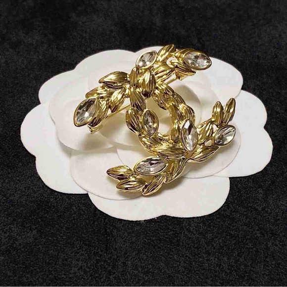 Meet the Posher Jewelry - Chanel Women's Versatile Brooch